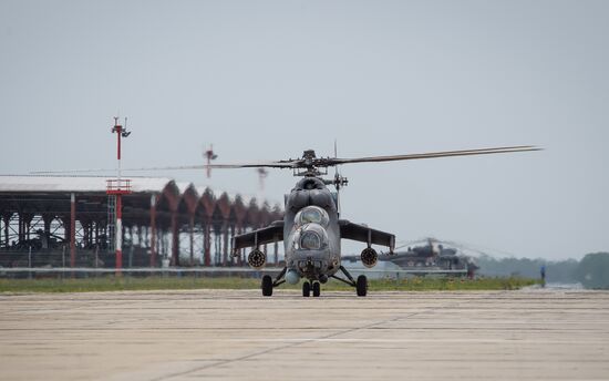 Учебно-тренировочные полеты вертолёта Ми-35М в Краснодарском крае