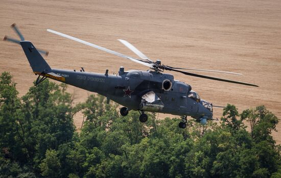 Учебно-тренировочные полеты вертолёта Ми-35М в Краснодарском крае