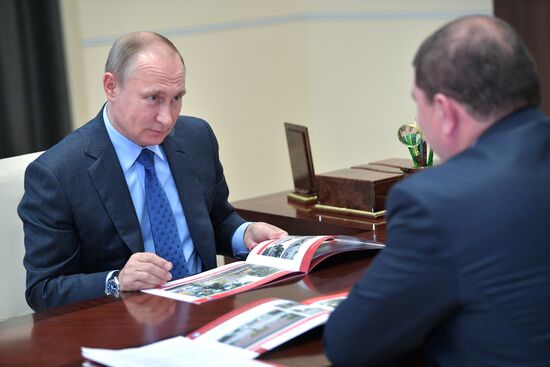 Президент РФ В. Путин встретился с губернатором Орловской области В. Потомским