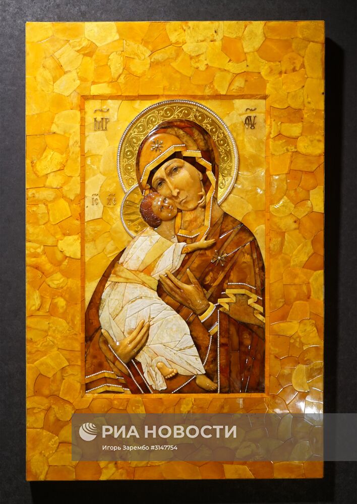 Выставка икон и скульптур из янтаря Александра Крылова
