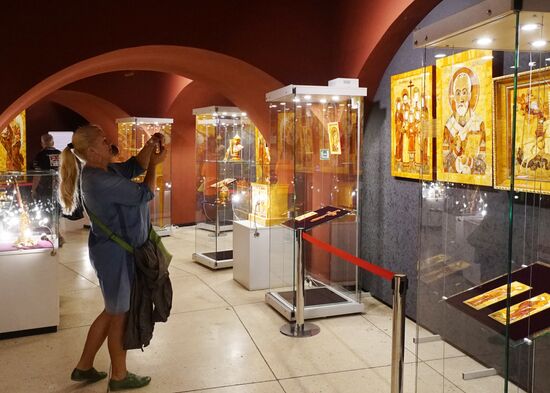 Выставка икон и скульптур из янтаря Александра Крылова