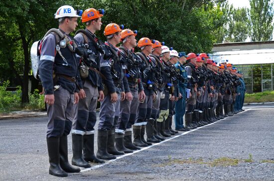 Учения МЧС на шахте имени Бажанова в Донецкой области