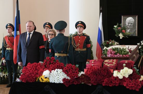 Прощание с писателем Даниилом Граниным в Санкт-Петербурге