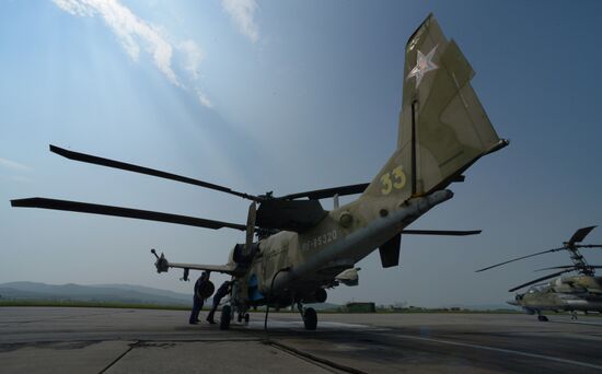 Летно-тактические учения вертолетного полка в Приморском крае