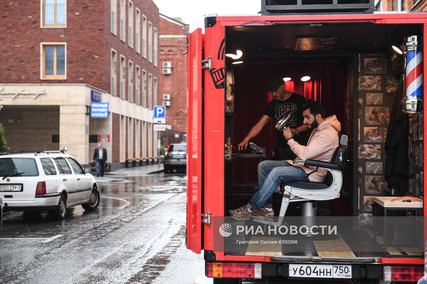 Мобильный барбершоп Boy Cut Barber Truck появился в Москве