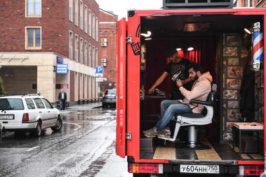 Мобильный барбершоп Boy Cut Barber Truck появился в Москве