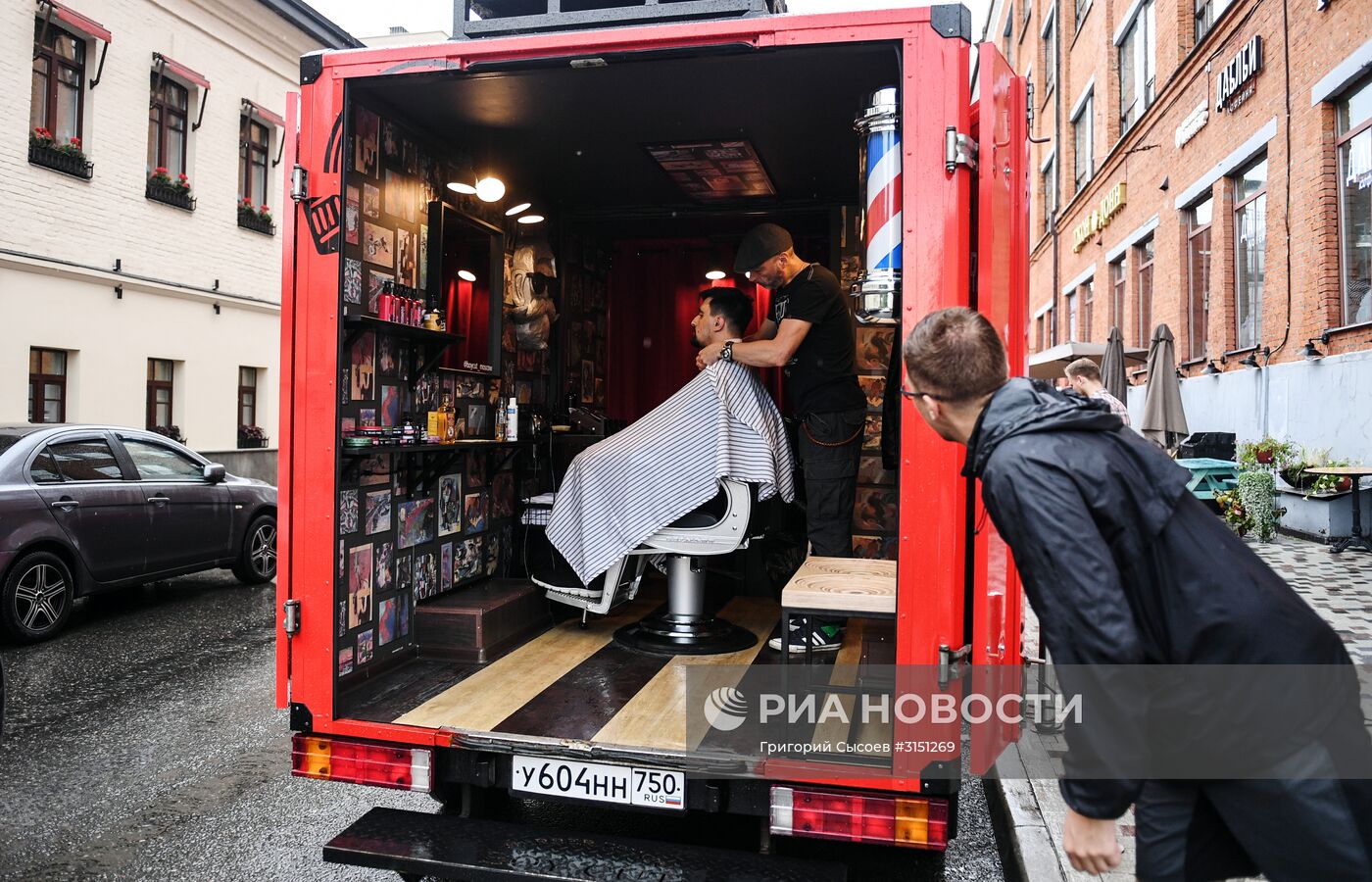 Мобильный барбершоп Boy Cut Barber Truck появился в Москве