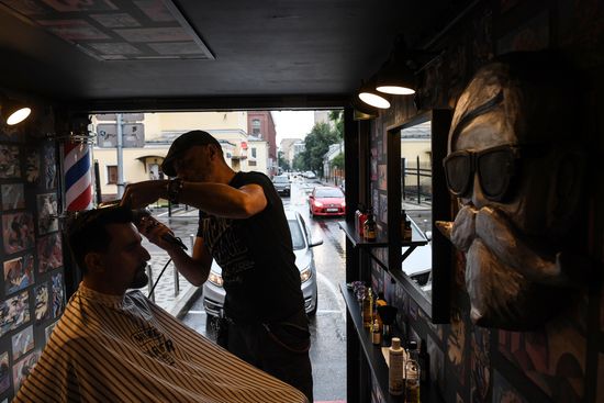 Мобильный барбершоп Boy Cut Barber Truck появился в Москве