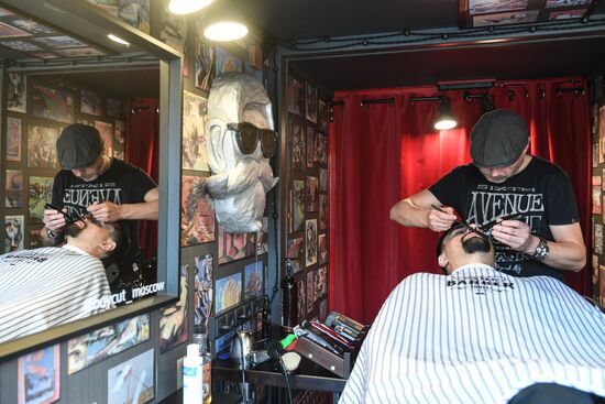 Мобильный барбершоп Boy Cut Barber Truck появился в Москве