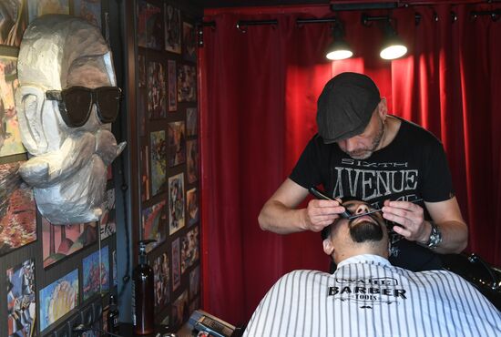 Мобильный барбершоп Boy Cut Barber Truck появился в Москве