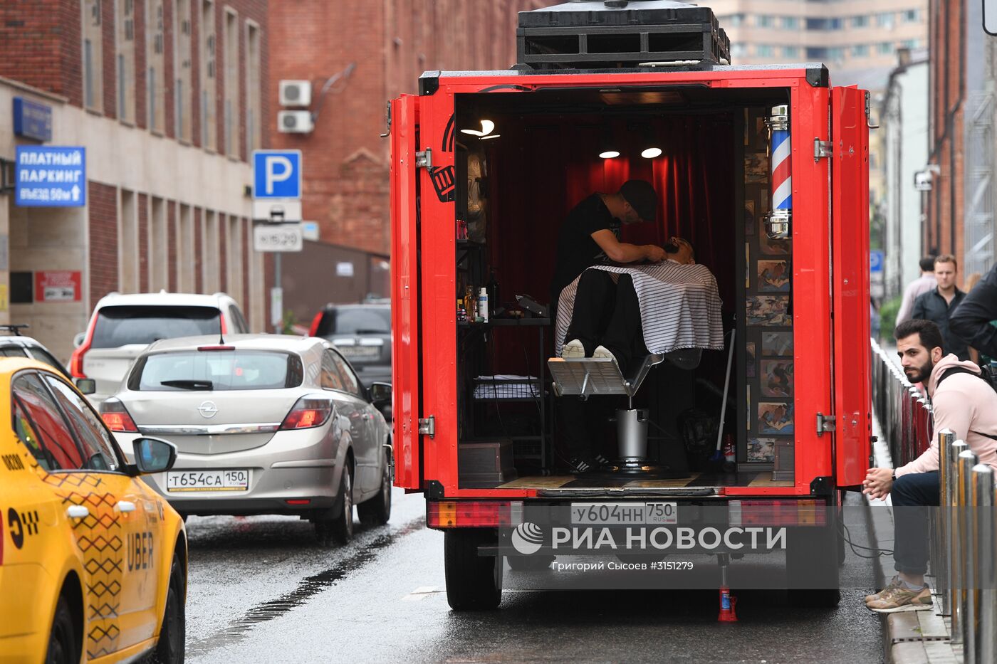 Мобильный барбершоп Boy Cut Barber Truck появился в Москве