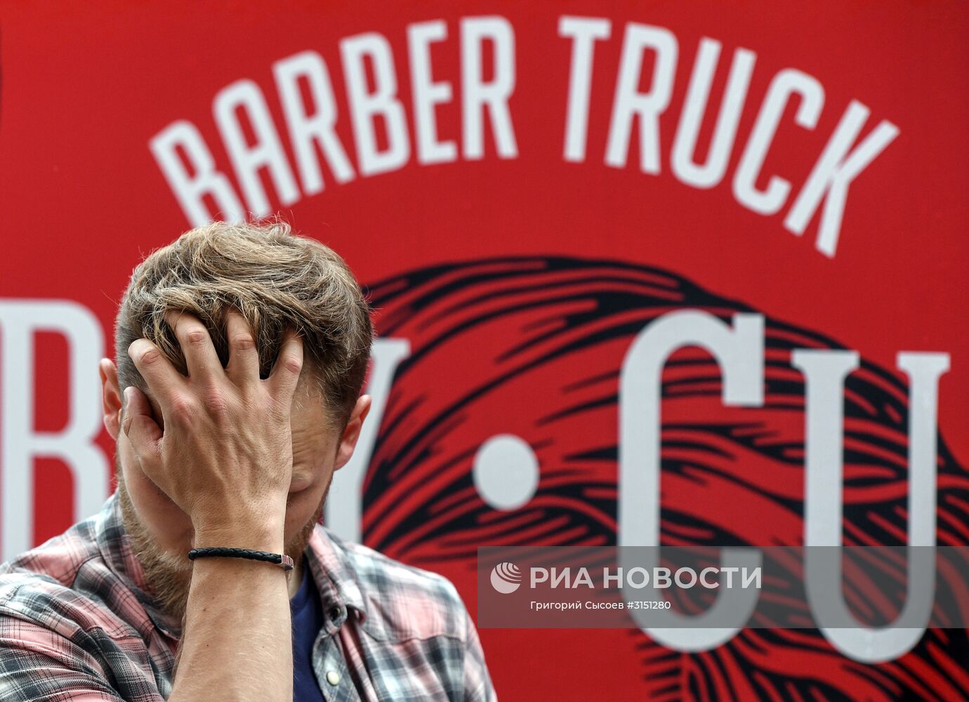 Мобильный барбершоп Boy Cut Barber Truck появился в Москве