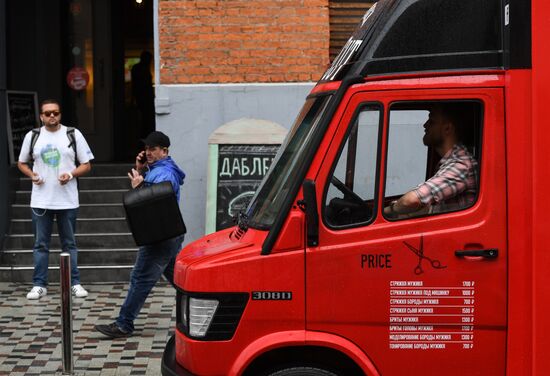 Мобильный барбершоп Boy Cut Barber Truck появился в Москве