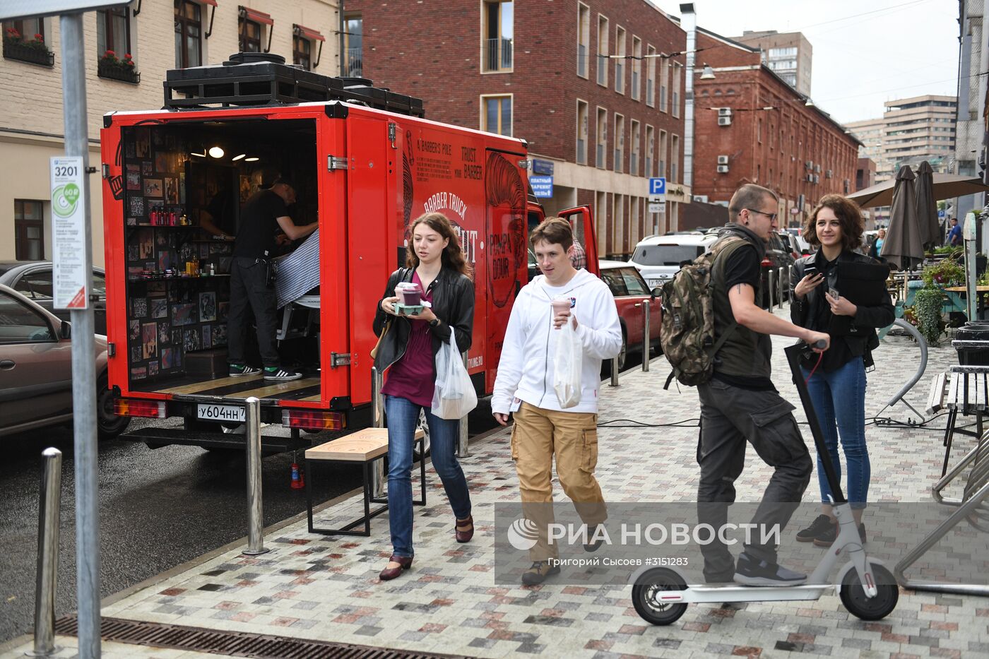 Мобильный барбершоп Boy Cut Barber Truck появился в Москве