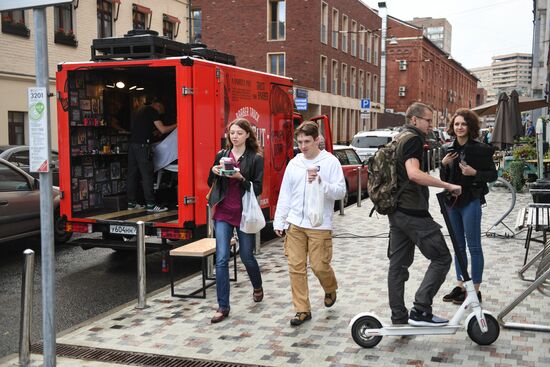 Мобильный барбершоп Boy Cut Barber Truck появился в Москве