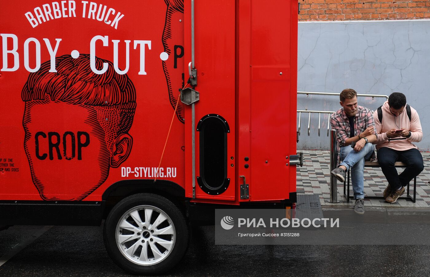 Мобильный барбершоп Boy Cut Barber Truck появился в Москве