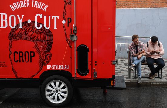 Мобильный барбершоп Boy Cut Barber Truck появился в Москве