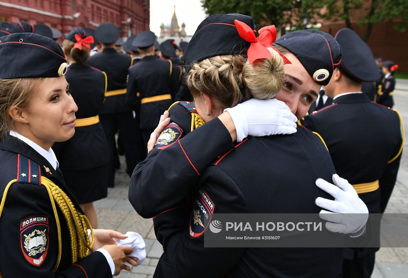 Выпускной слушателей Московского университета МВД России имени В.Я.Кикотя  на Красной площади | РИА Новости Медиабанк