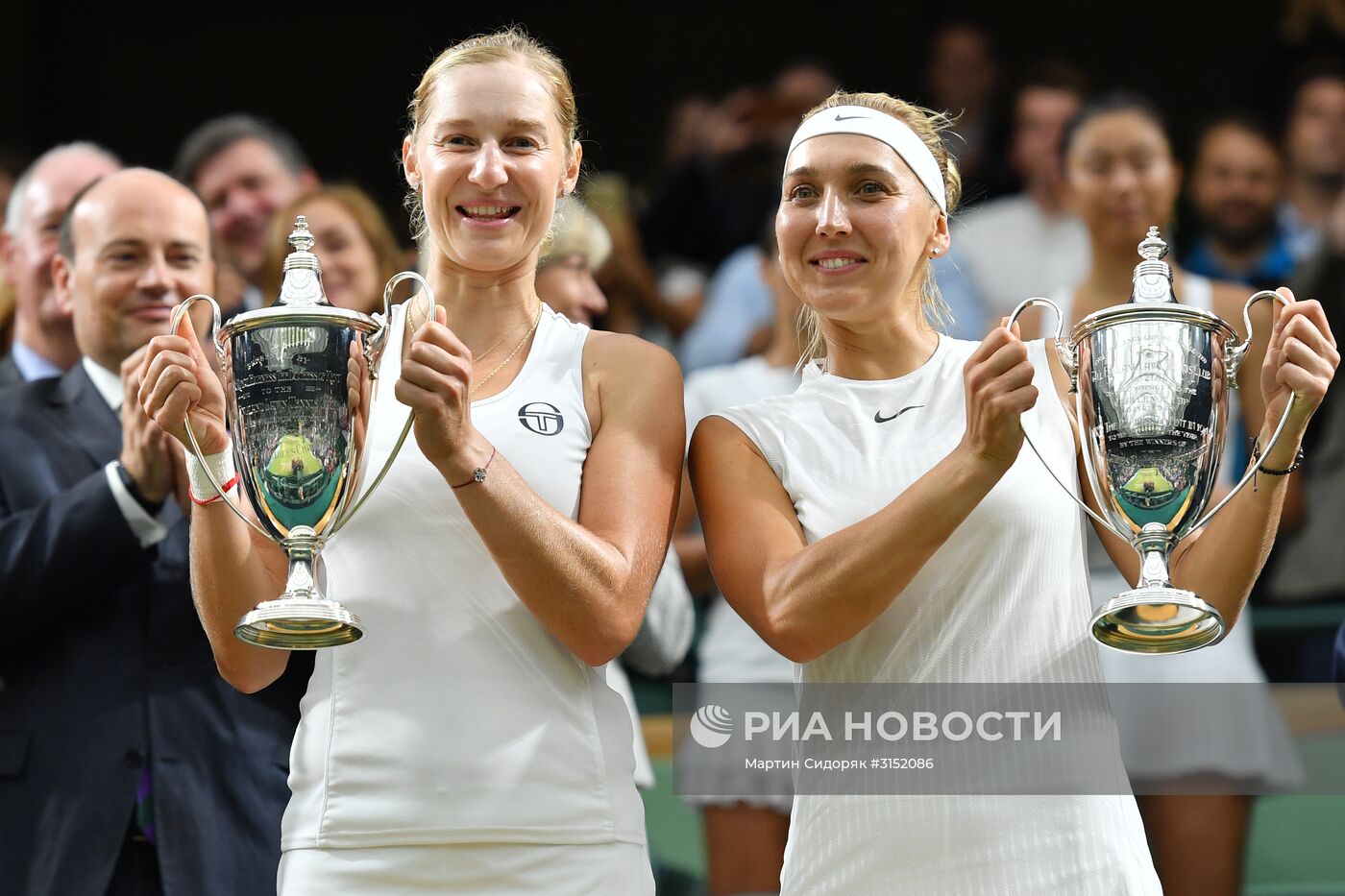 Российские теннисистки Е. Макарова и Е. Веснина - победительницы Уимблдона