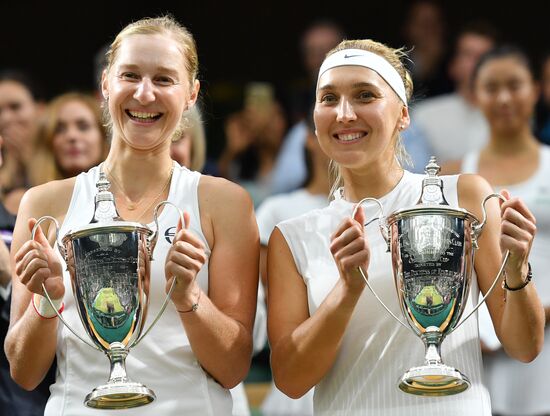 Российские теннисистки Е. Макарова и Е. Веснина - победительницы Уимблдона
