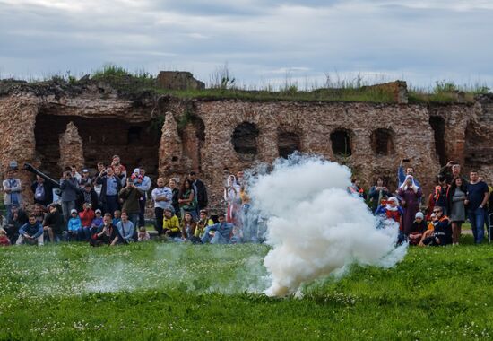Исторический фестиваль "Страж в истоке Невы" в Ленинградской области