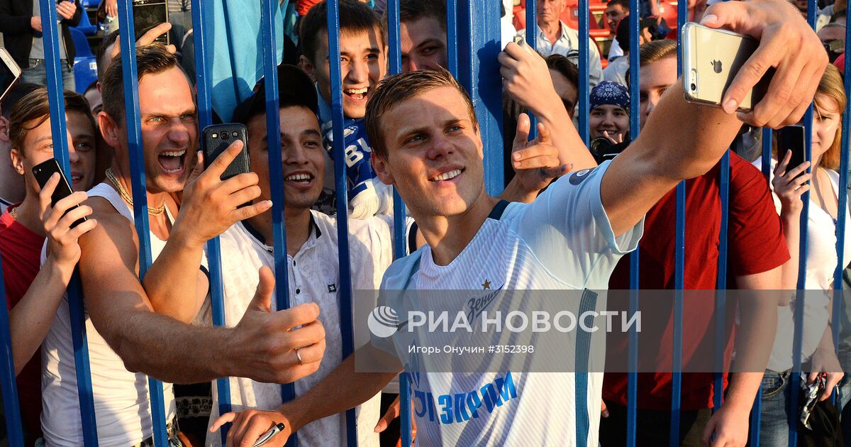 спортсмен общается с фанатами после соревнований