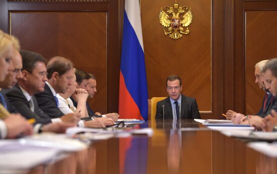 Премьер-министр РФ Д. Медведев провёл совещания о расходах федерального бюджета