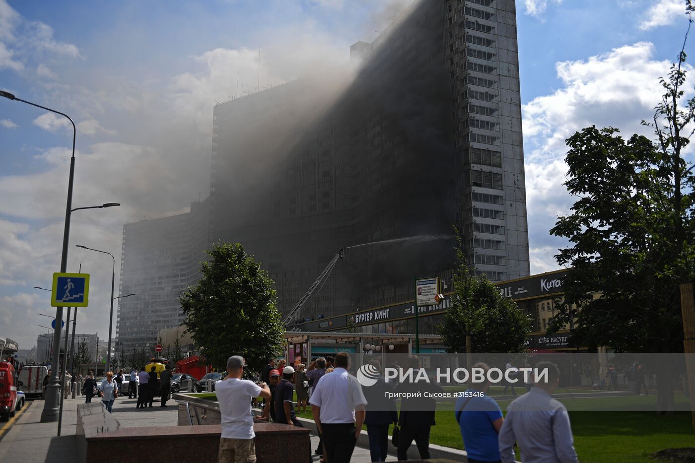 Высотное здание горит на Новом Арбате в Москве