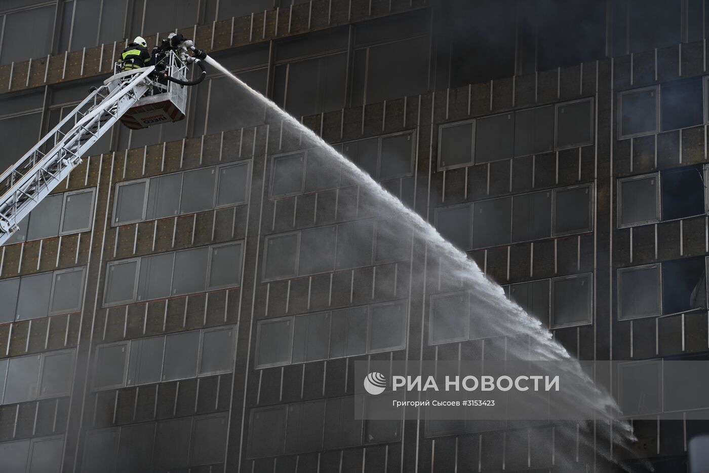 Высотное здание горит на Новом Арбате в Москве