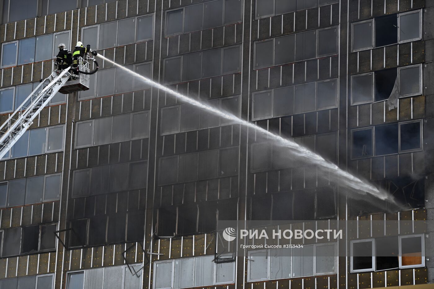 Высотное здание горит на Новом Арбате в Москве