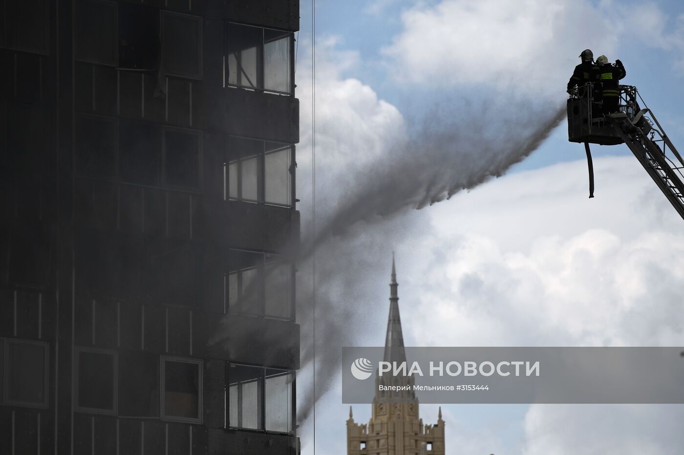 Высотное здание горит на Новом Арбате в Москве