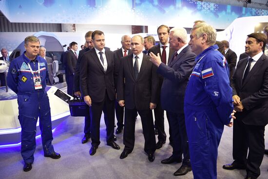 Президент РФ В. Путин посетил Международный авиасалон МАКС-2017 в подмосковном Жуковском