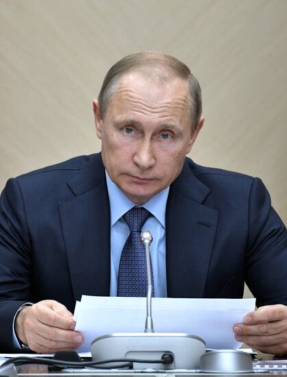 Президент РФ В. Путин провел совещание с членами правительства РФ