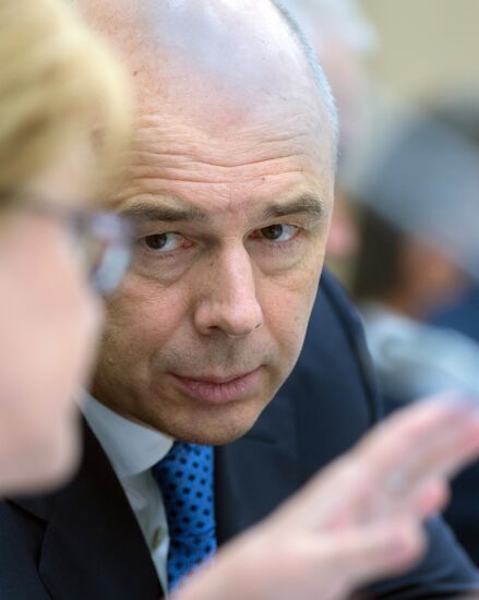 Президент РФ В. Путин провел совещание с членами правительства РФ