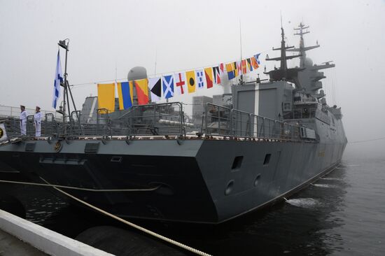 Подъем Андреевского флага на корвете "Совершенный" во Владивостоке