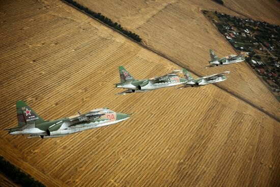 Летно-специальная подготовка экипажей штурмовиков Су-25СМ3 в Приморско-Ахтарске