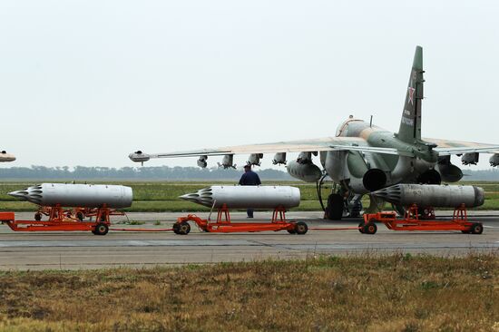 Летно-специальная подготовка экипажей штурмовиков Су-25СМ3 в Приморско-Ахтарске