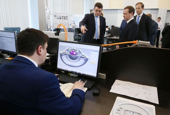 Премьер-министр РФ Д. Медведев посетил "НАМИ"