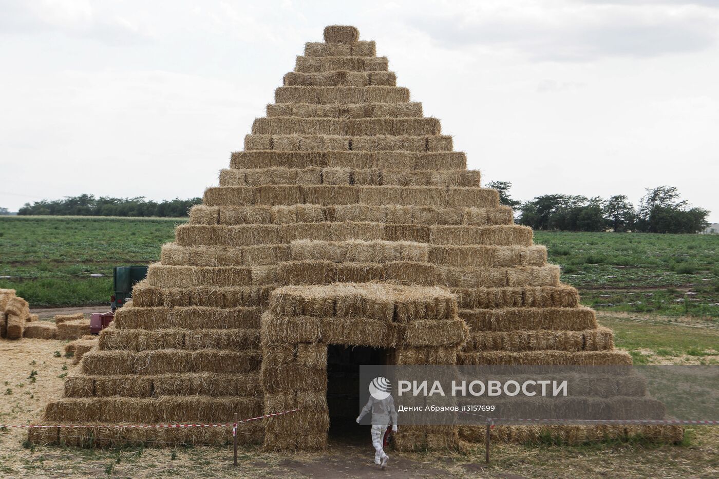 Арт-объекты из соломы в Ставропольском крае