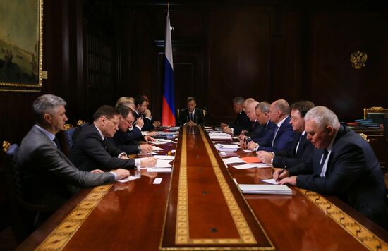 Премьер-министр РФ Д. Медведев провел совещание о расходах федерального бюджета