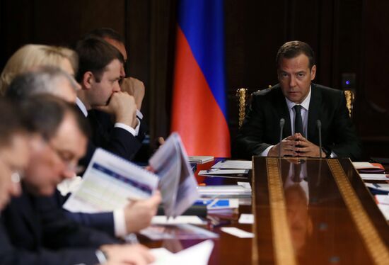 Премьер-министр РФ Д. Медведев провел совещание о расходах федерального бюджета
