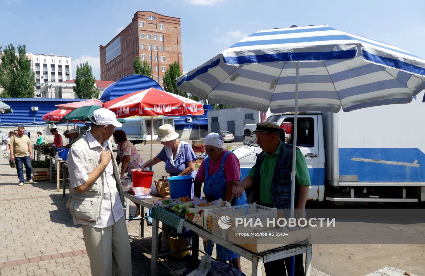 Продажа овощей и фруктов на рынке в Донецке