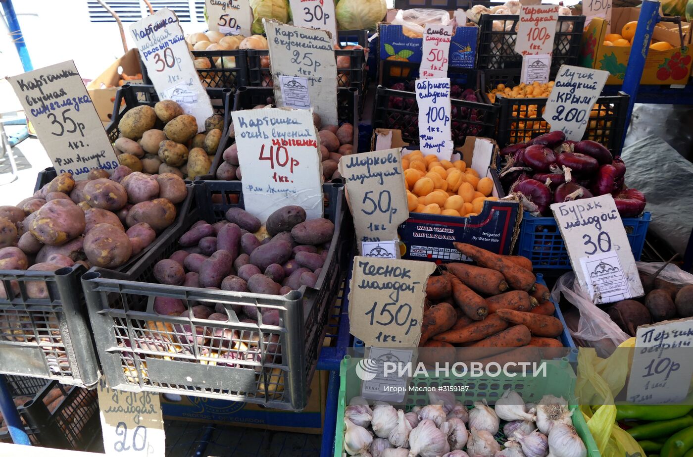 Продажа овощей и фруктов на рынке в Донецке