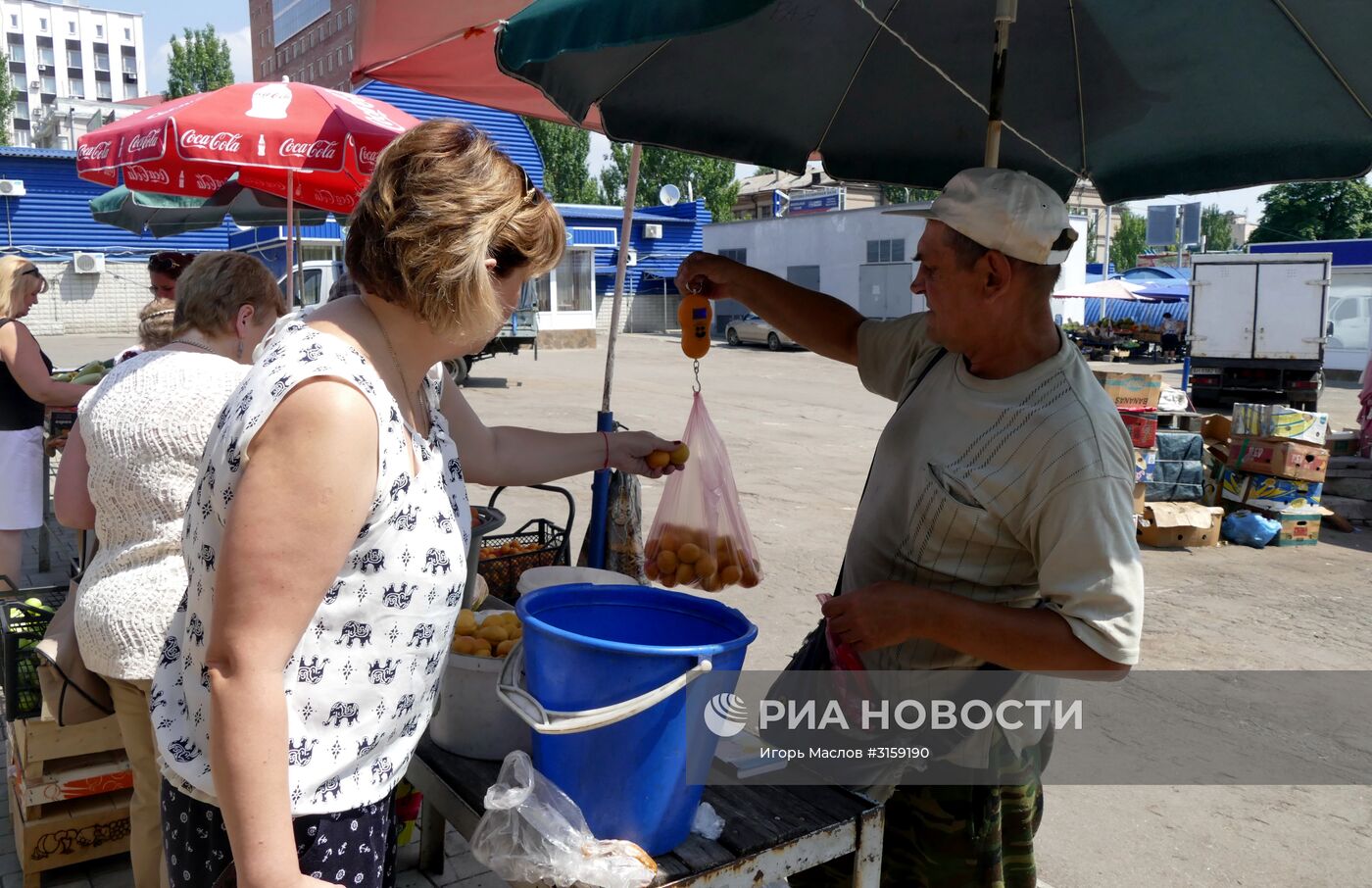 Продажа овощей и фруктов на рынке в Донецке