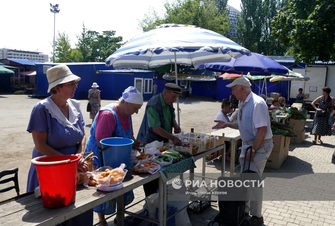 Продажа овощей и фруктов на рынке в Донецке