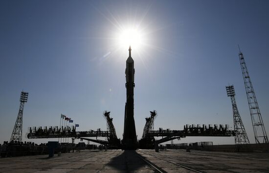 Ракету "Союз-ФГ" с кораблем "Союз МС-05" установили на стартовом комплексе Байконура