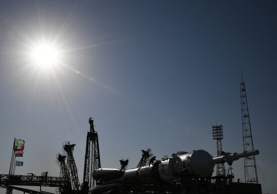 Ракету "Союз-ФГ" с кораблем "Союз МС-05" установили на стартовом комплексе Байконура