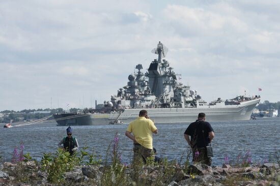 Подводная лодка "Дмитрий Донской" и атомный крейсер "Петр Великий" прибыли в Кронштадт