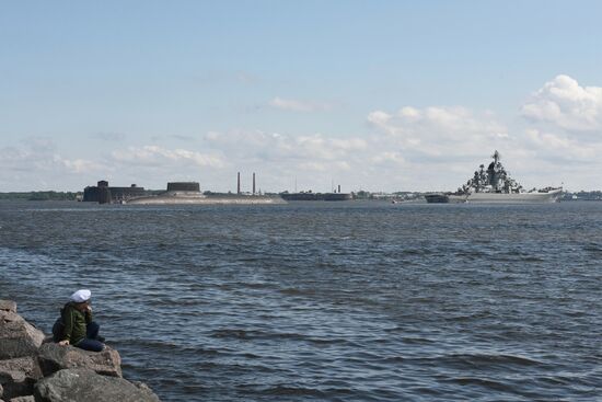 Подводная лодка "Дмитрий Донской" и атомный крейсер "Петр Великий" прибыли в Кронштадт