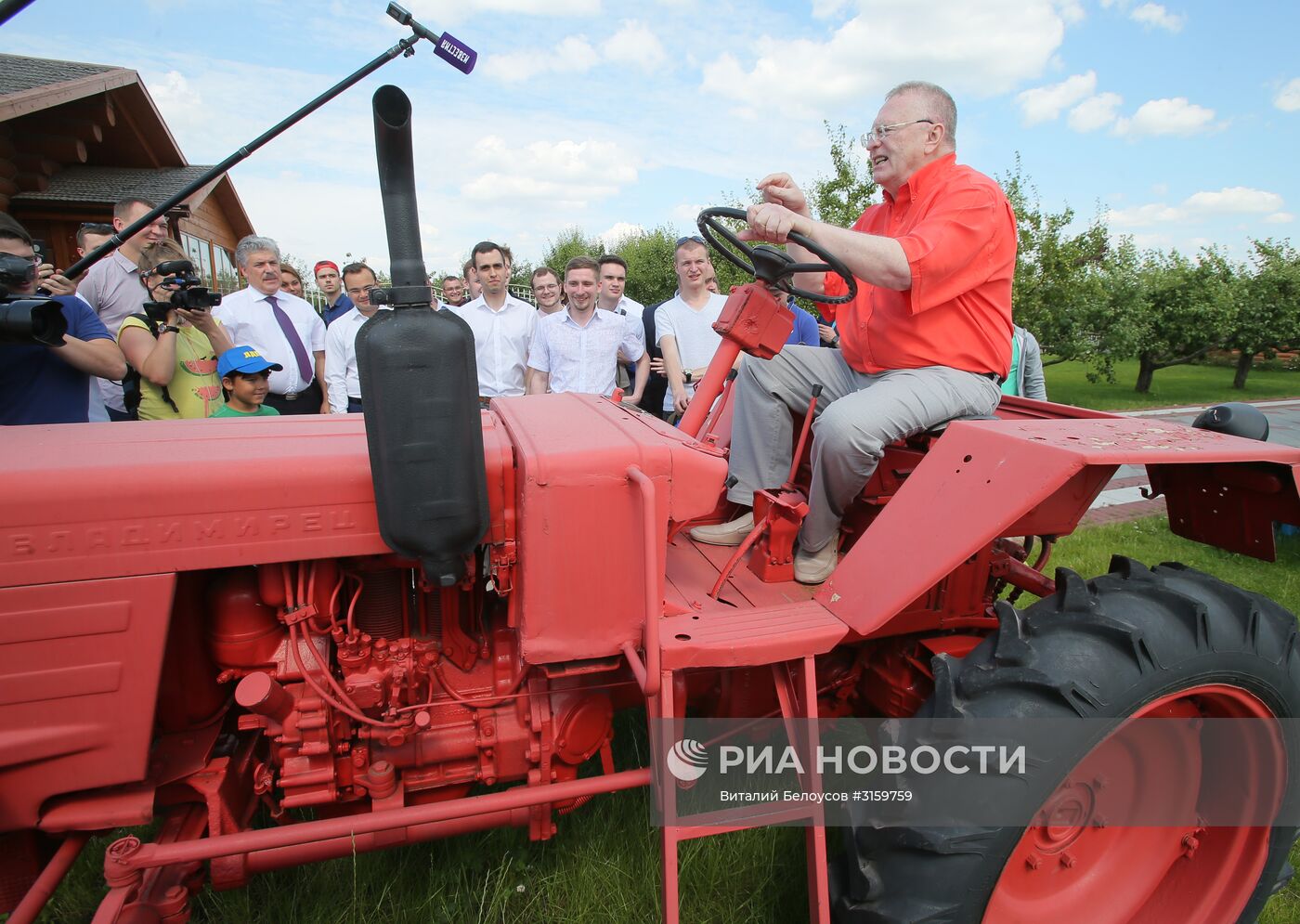 Лидер ЛДПР Владимир Жириновский посетил Совхоз им. Ленина